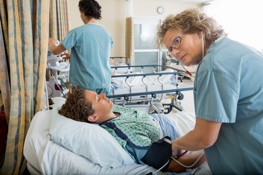 What Is the Difference Between an LPN and a CNA?